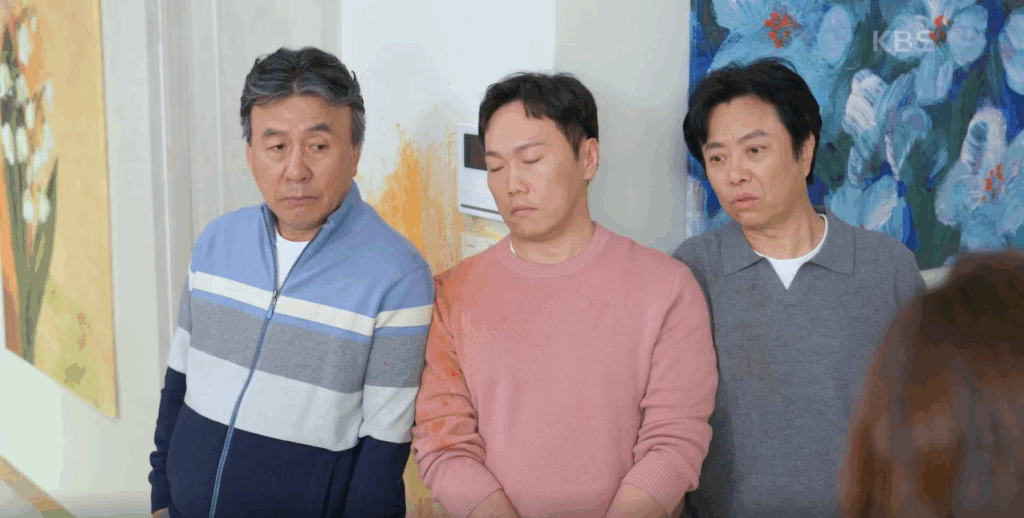 빌런의나라 10회 줄거리 맨 앞 부분에서 벽에 뭍은 김치국물 자국을 숨기는 오영규, 송진우, 서현철