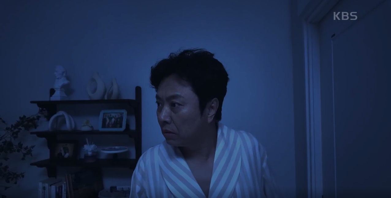 1 빌런의나라 3회 줄거리 맨 앞 부분에서 거실을 서성이는 서현철