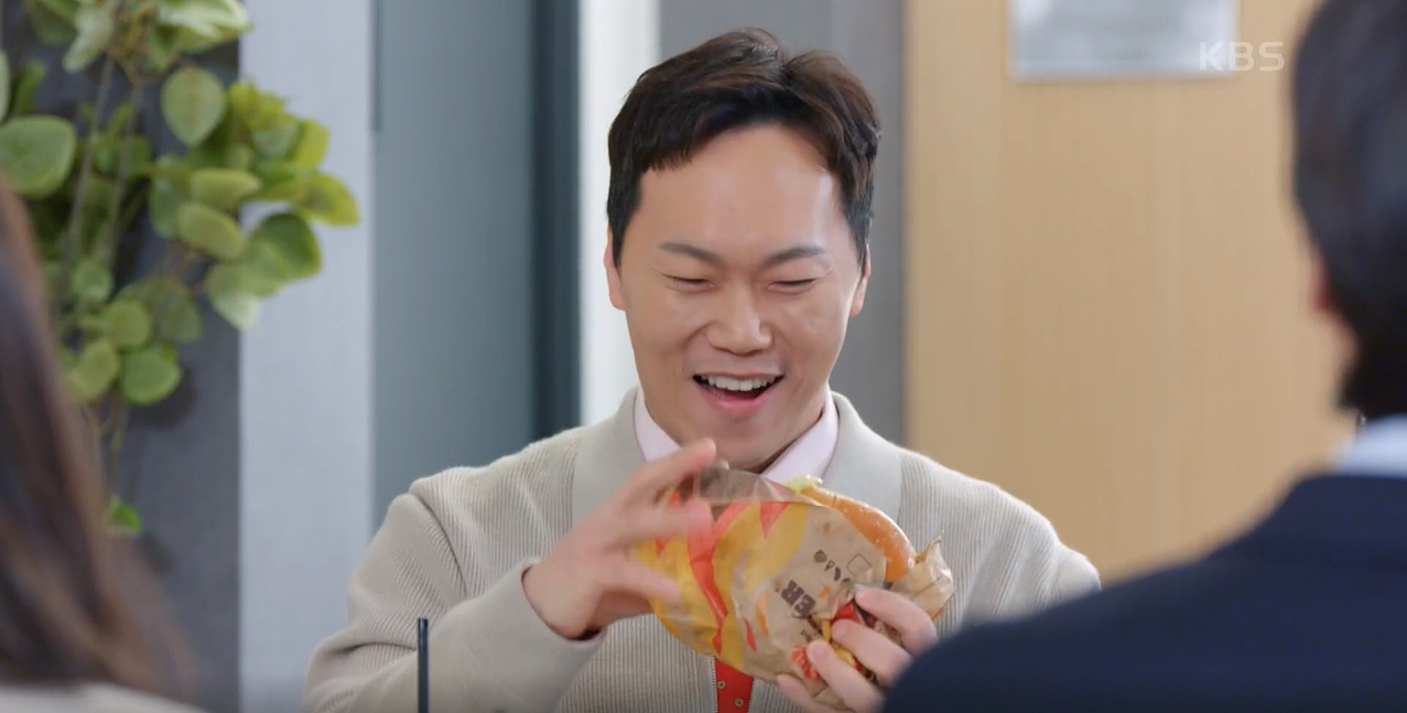 1 빌런의나라 6회 줄거리 맨 앞 부분에서 햄버거를 먹는 송진우