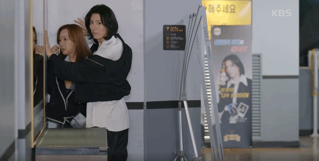 사생팬을 따돌리기 위해 숨는 차빈과 오유진