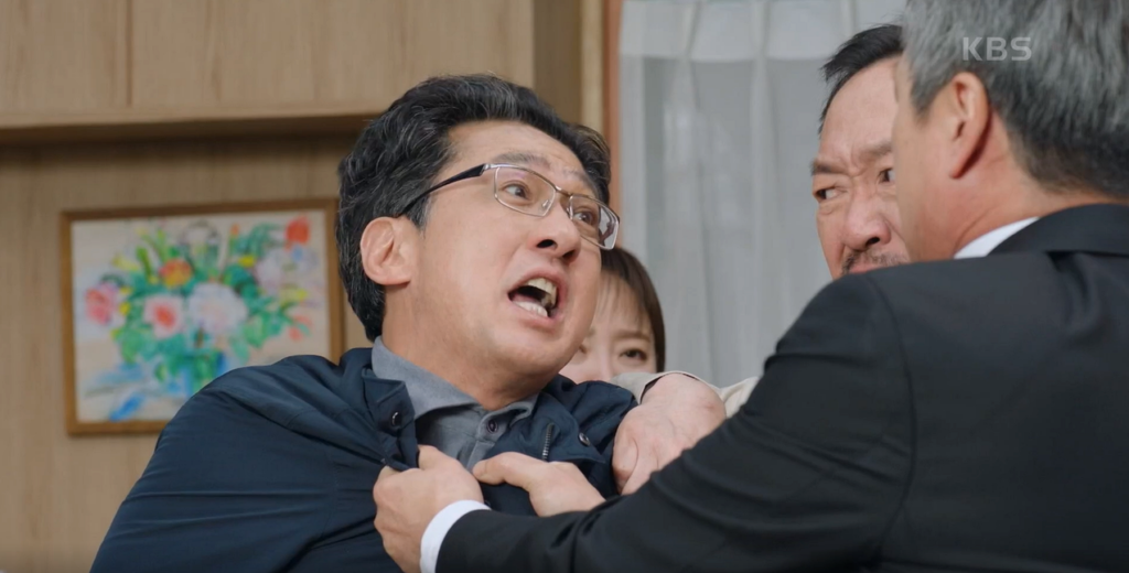 악덕 만행에 분노하여 한무철의 멱살을 잡는 김대식