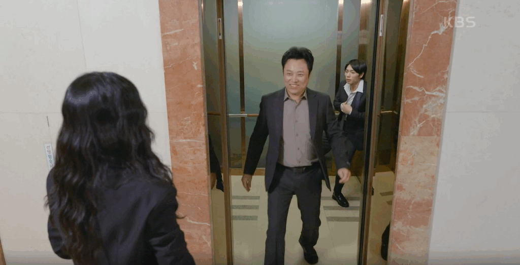 서현철과 고대리를 목격하고 관계를 오해하는 조사원
