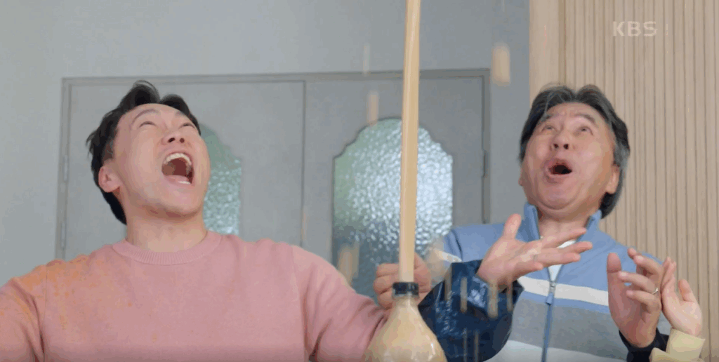 폭발하는 콜라를 바라보며 즐거워 하는 오영규와 송진우