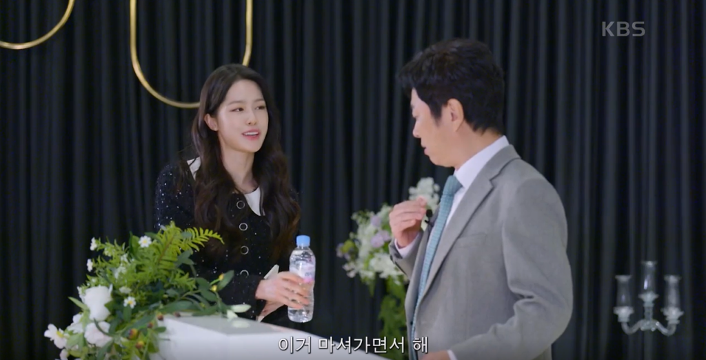 관장약이 탄 물을 건네는 서이나