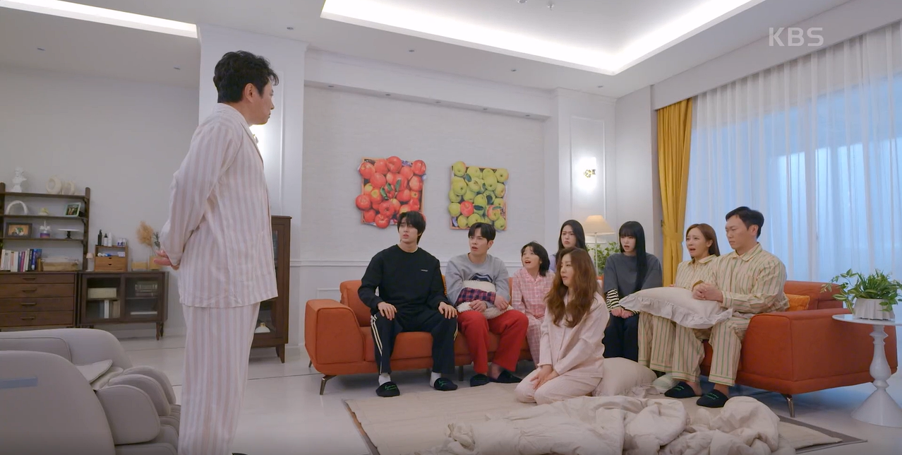 13 가족들 앞에서 긴축 재정을 선언하는 서현철