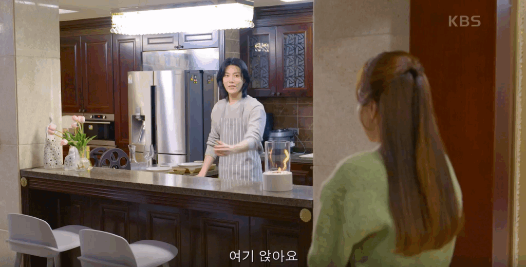 본인의 집으로 찾아온 오유진을 맞이하는 차빈
