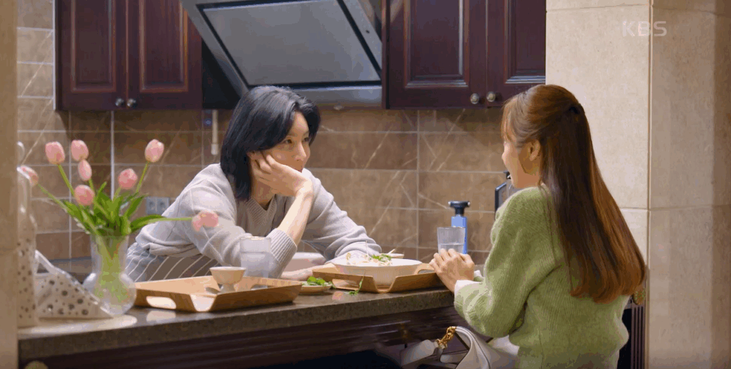 식사를 하는 오유진을 지긋이 바라보는 차빈