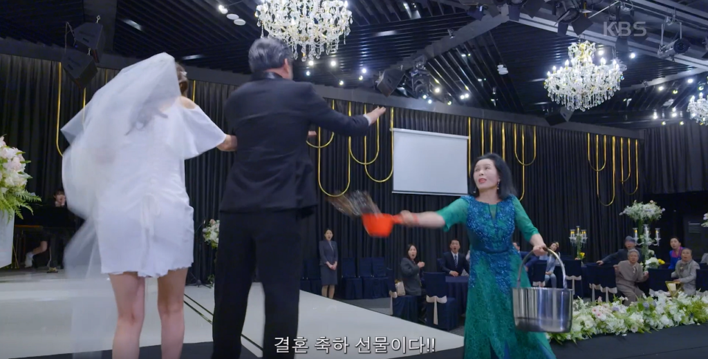 예식장에서 미꾸라지를 뿌리는 최광자