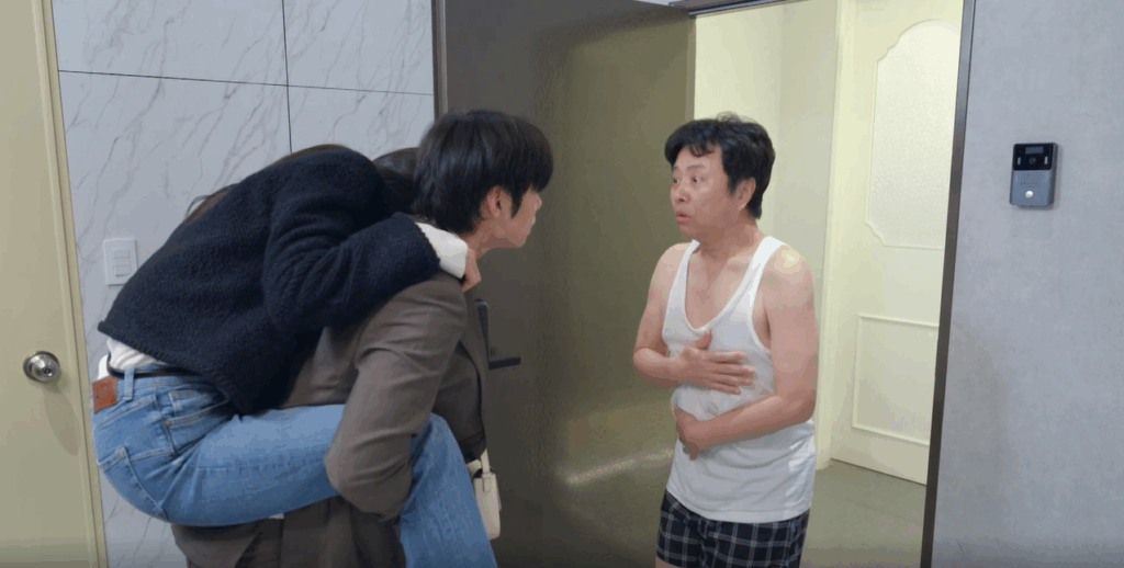 문 앞에서 만나서 놀라는 서현철과 고대리