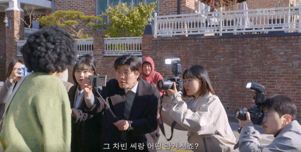 위장하고 기자들을 따돌리는 오유진