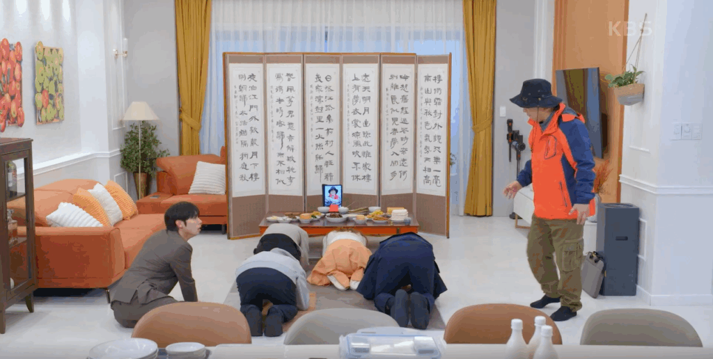 제사에 갑자기 나타난 오영규와 그 모습을 보고 놀란 고대리