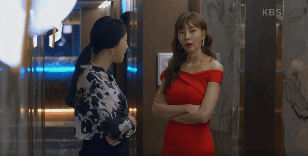 한무철이 찐부자라는 이야기를 듣고 놀라는 장미