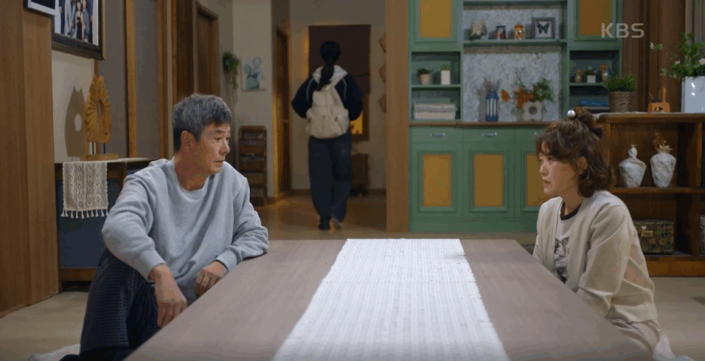 방 안에 들어가는 딸, 그리고 생계를 고민하는 김대식과 이혜숙