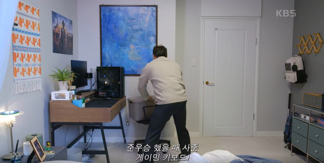 4 화가나서 선물들을 바구니에 담는 송진우