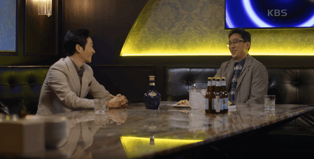술집에서 거액의 투자 제안을 받고 있는 한무철