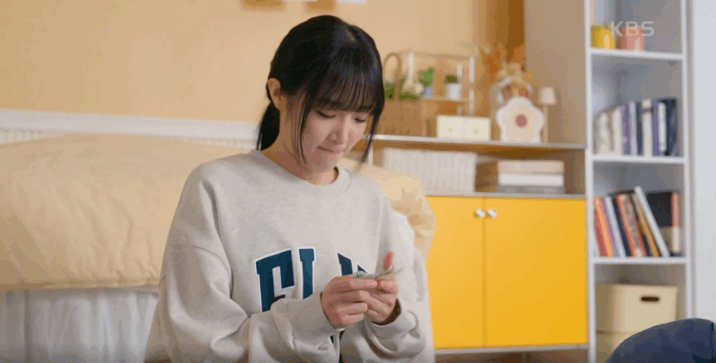 베개 속에 돈을 모으고 있는 구원희