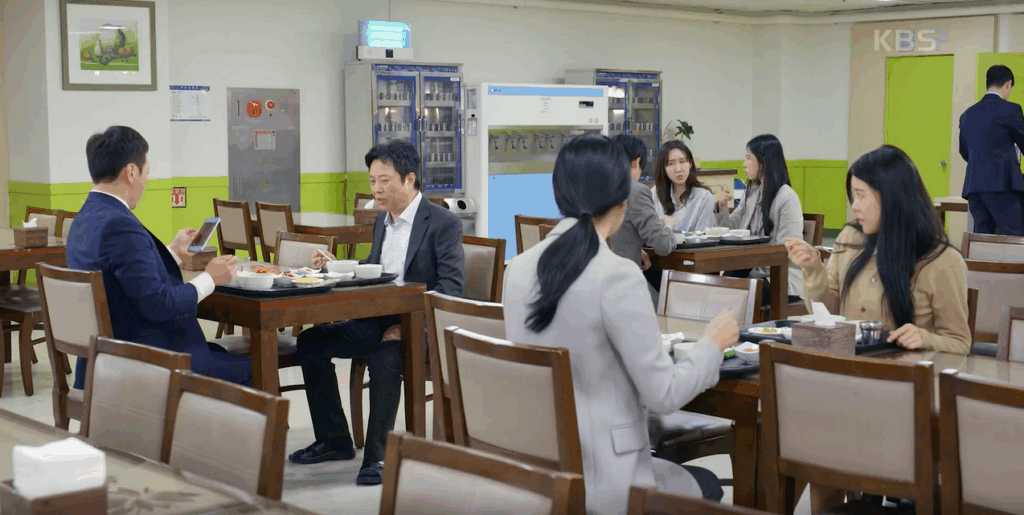 회사 직원들에게 날카로운 눈총을 받는 서현철
