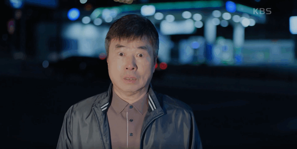 도로에 서서 화물차를 바라보는 김대식