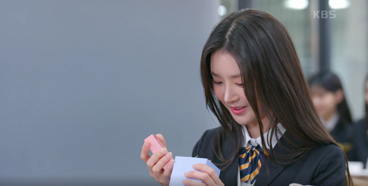 선물받고 기뻐하는 모습의 배세린 선물받고 기뻐하는 모습의 빌런의나라 배세린