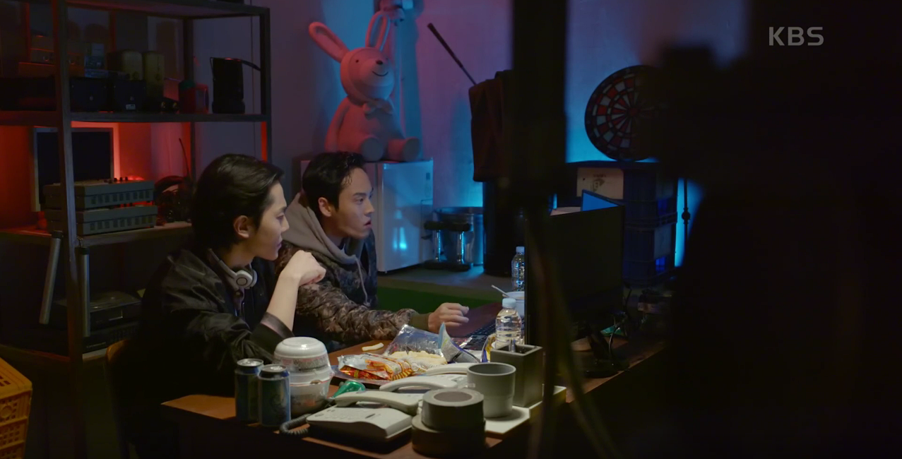 2 오영규에게 보이스피싱을 시도하는 두 사람
